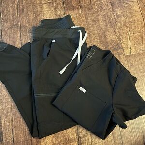 Figs Black Scrub Set